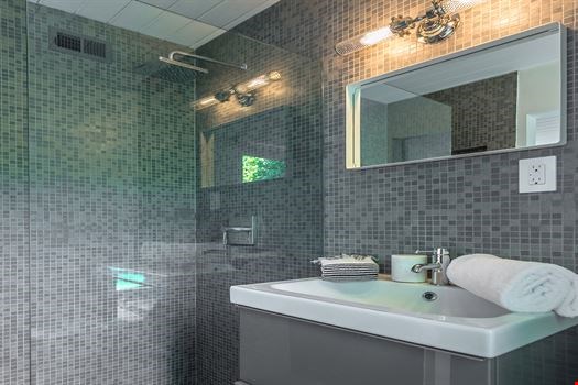 Laurel Modern Vacation Rentals  - 14a